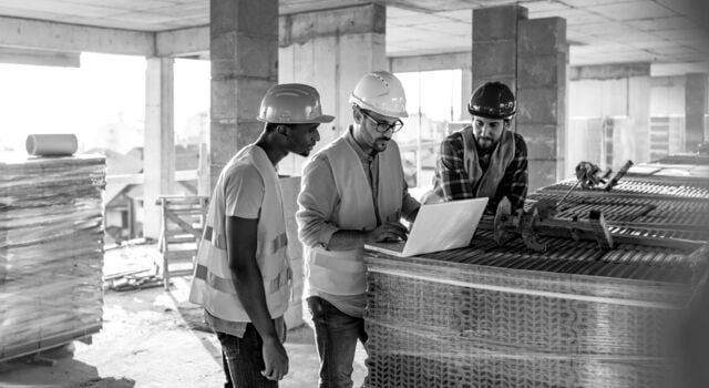 Landscape_SM-SINGLE-IMAGE_construction-workers -talking-over-plans_may25