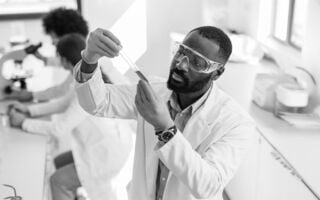 Landscape_XS-SINGLE-IMAGE_scientist-analyzing-blue-liquid-in-test-tube_mar25